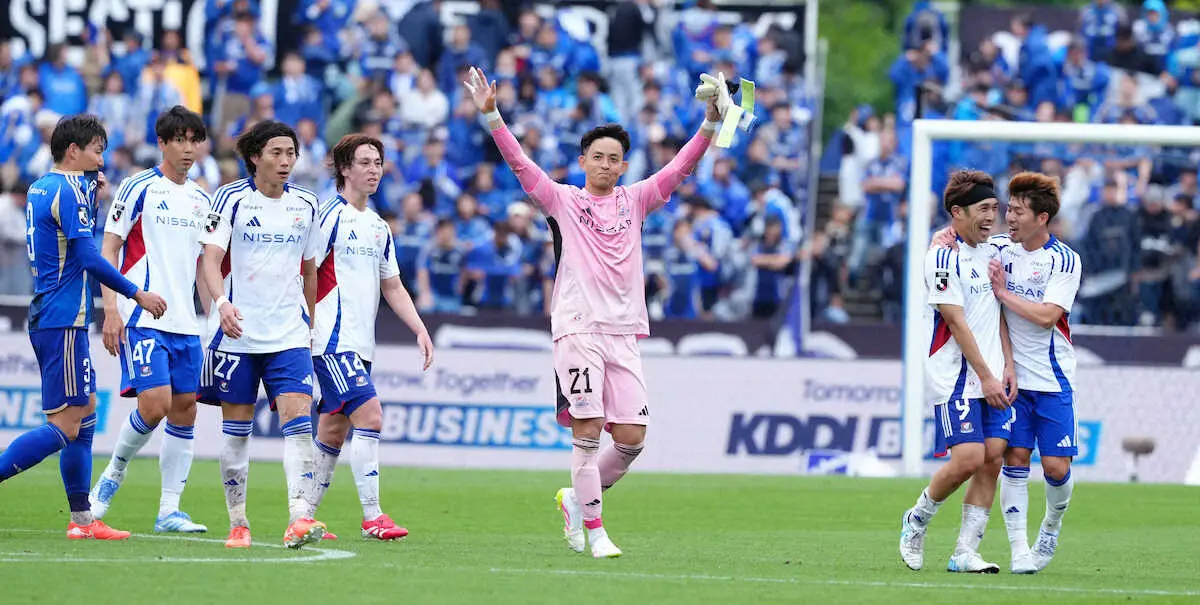 【画像・写真】＜町田・横浜M＞勝利し笑顔を見せる横浜M・飯倉（中央）ら（撮影・西尾　大助）