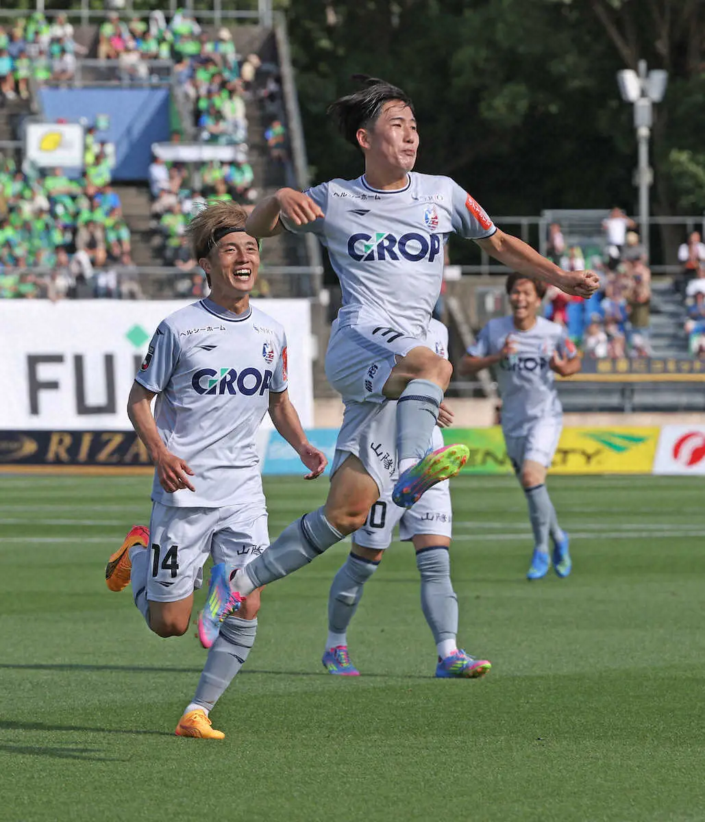 【画像・写真】日本代表初招集の18歳岡山MF佐藤龍之介が今季4点目の先制弾　湘南初招集DF鈴木淳之介と競り合いも