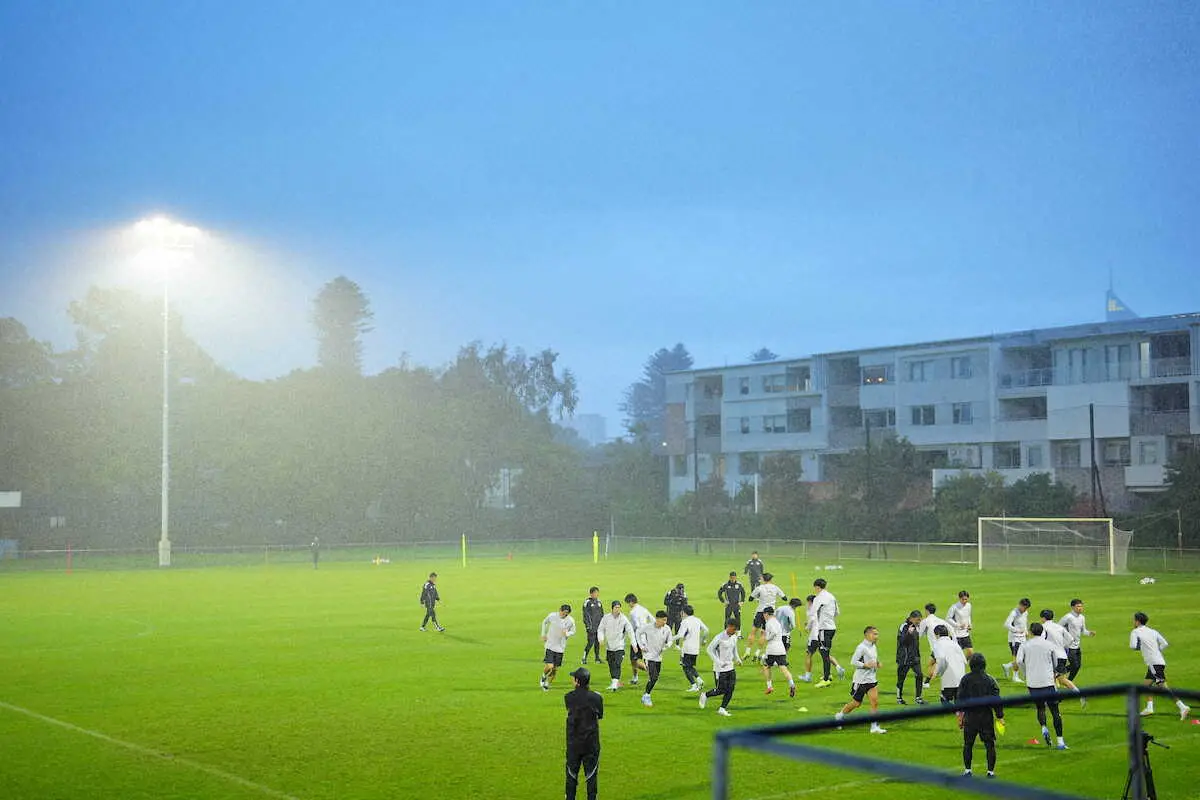 【画像・写真】日本代表・長友　雨の豪州でも元気！　初招集メンバーに「どんどん殻を破らせていこうかな、と」