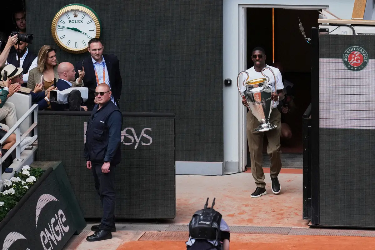 【画像・写真】サッカー・欧州CL優勝杯を持ってテニス全仏OP試合会場に登場したパリSGのFWデンベレ（AP）