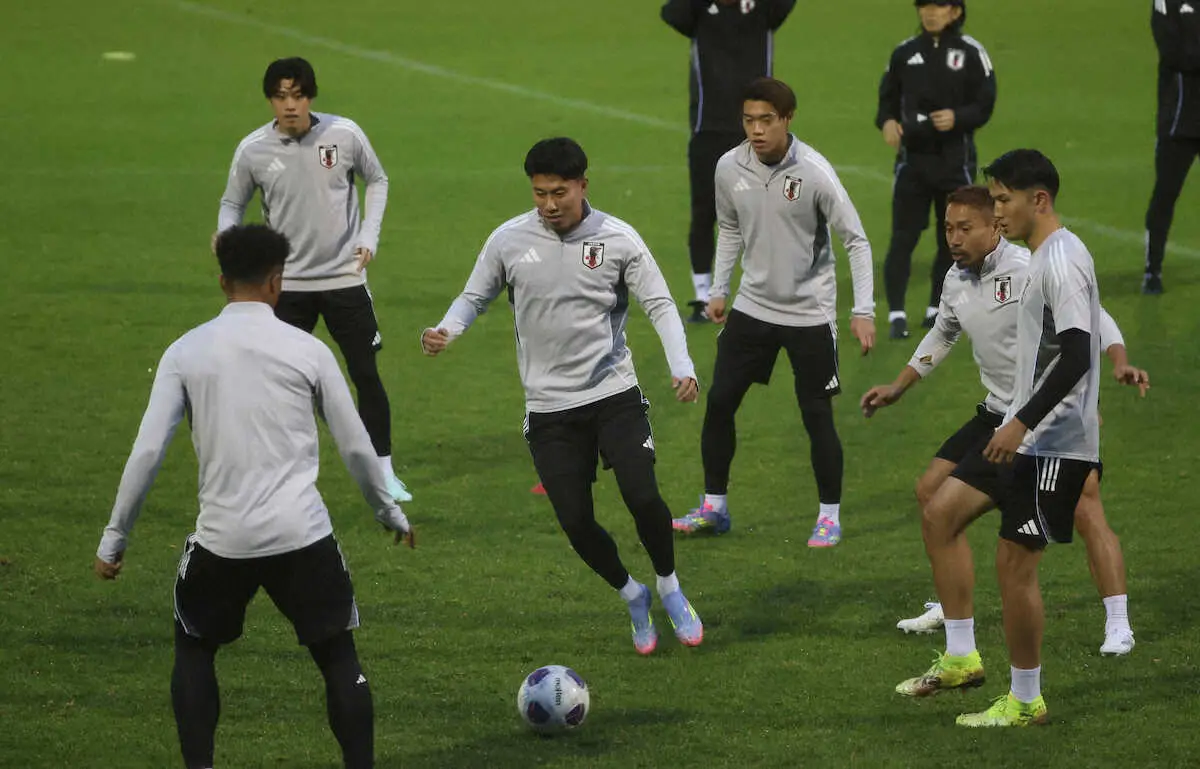 【画像・写真】＜日本代表練習＞ボール回しをする細谷（中央）＝撮影・小海途　良幹