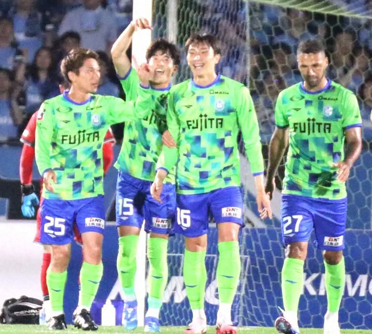 【画像・写真】＜湘南・磐田＞前半、FW根本（右から2人目）がPKを決めて先制し喜ぶ湘南イレブン