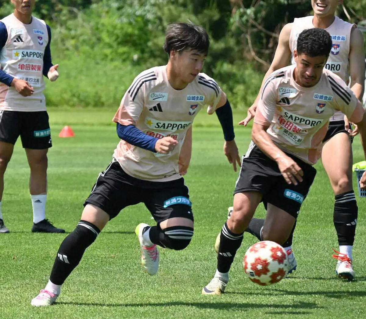 【画像・写真】天皇杯2回戦で今季公式戦初先発を狙う新潟・大竹（左）