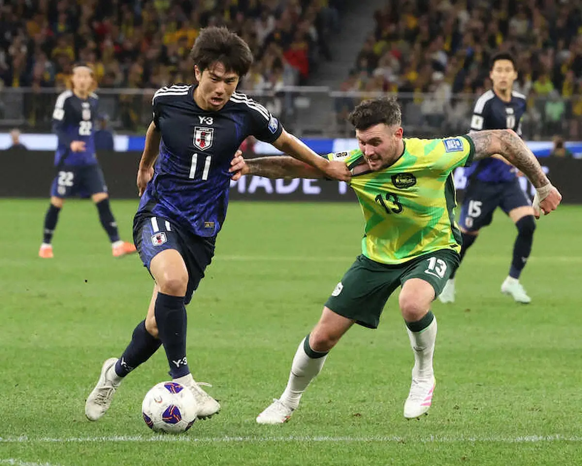 【画像・写真】＜オーストラリア・日本＞後半、競り合う平河（左）