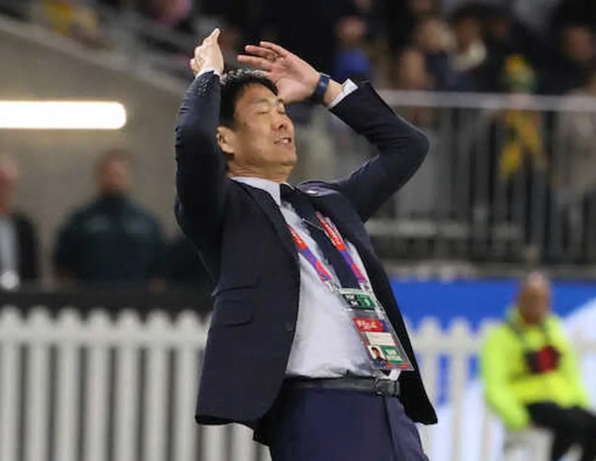 【画像・写真】＜オーストラリア・日本＞後半、頭を抱える森保監督（撮影・小海途　良幹）