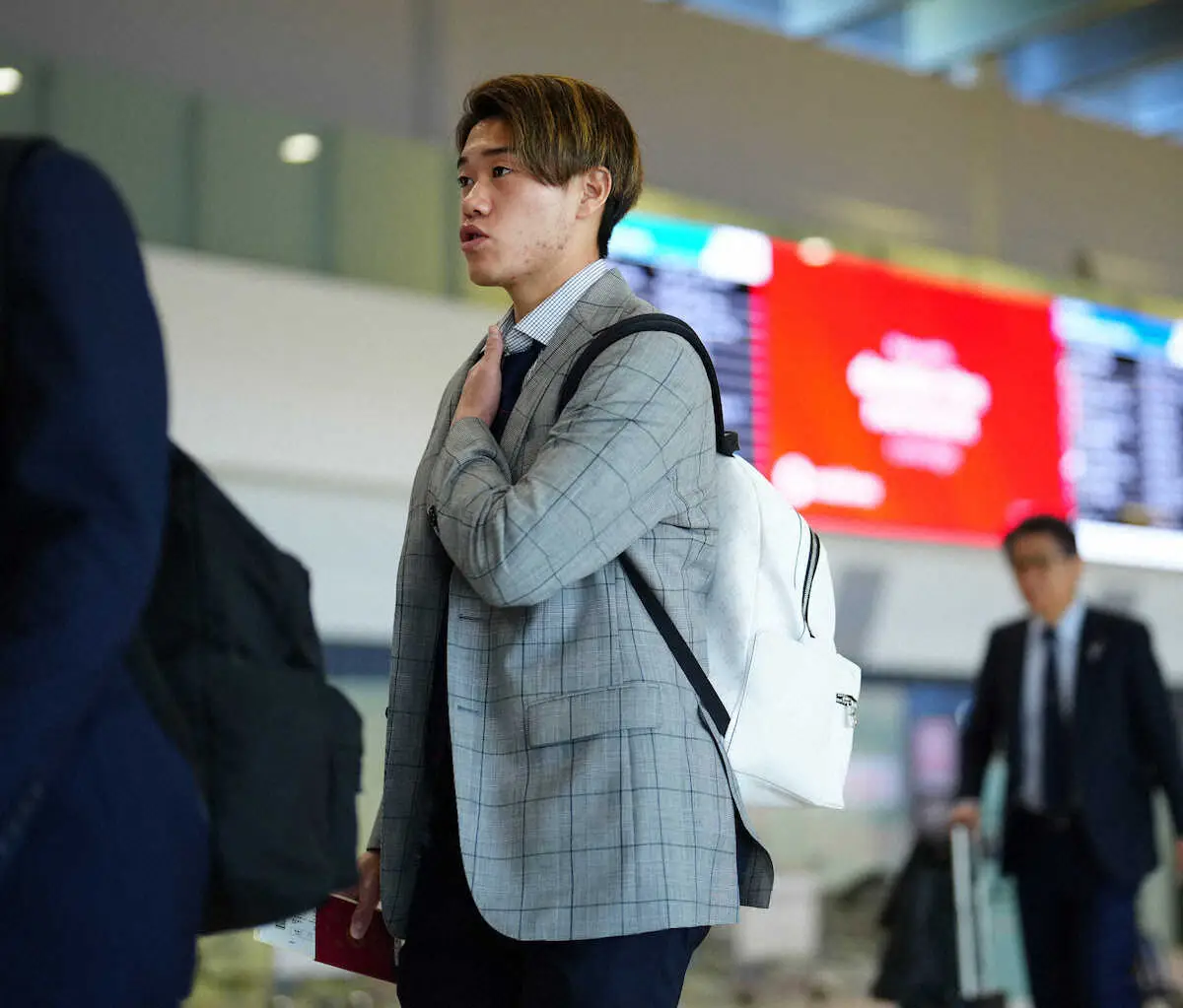 【画像・写真】＜日本代表移動＞パースを発つ俵積田（撮影・小海途　良幹）