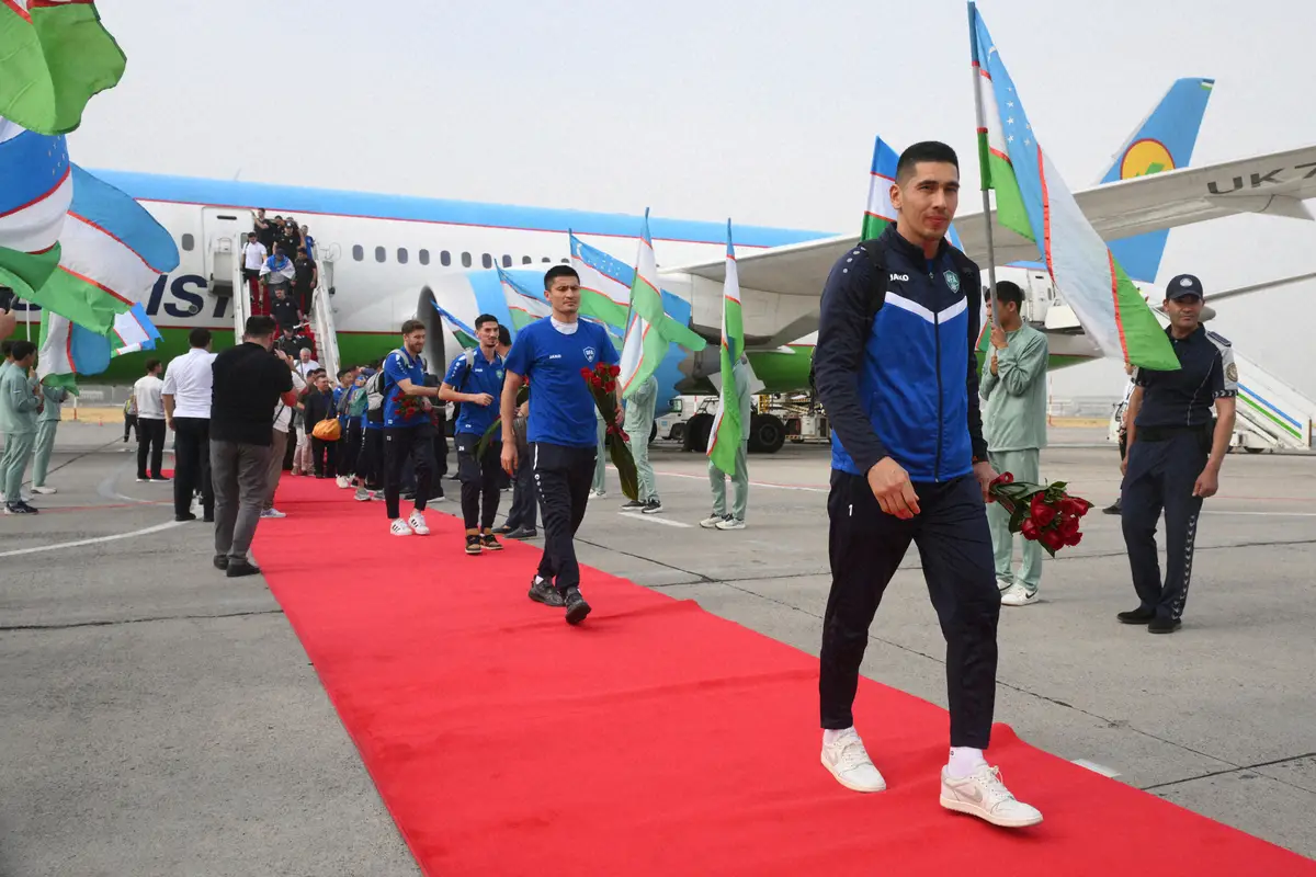 【画像・写真】6日に帰国したウズベキスタン代表イレブン。初のW杯出場を決めレッドカーペットでの凱旋となった（AP）