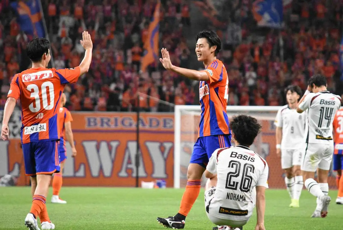 【画像・写真】勝利が決まり、笑顔の新潟・笠井（右）