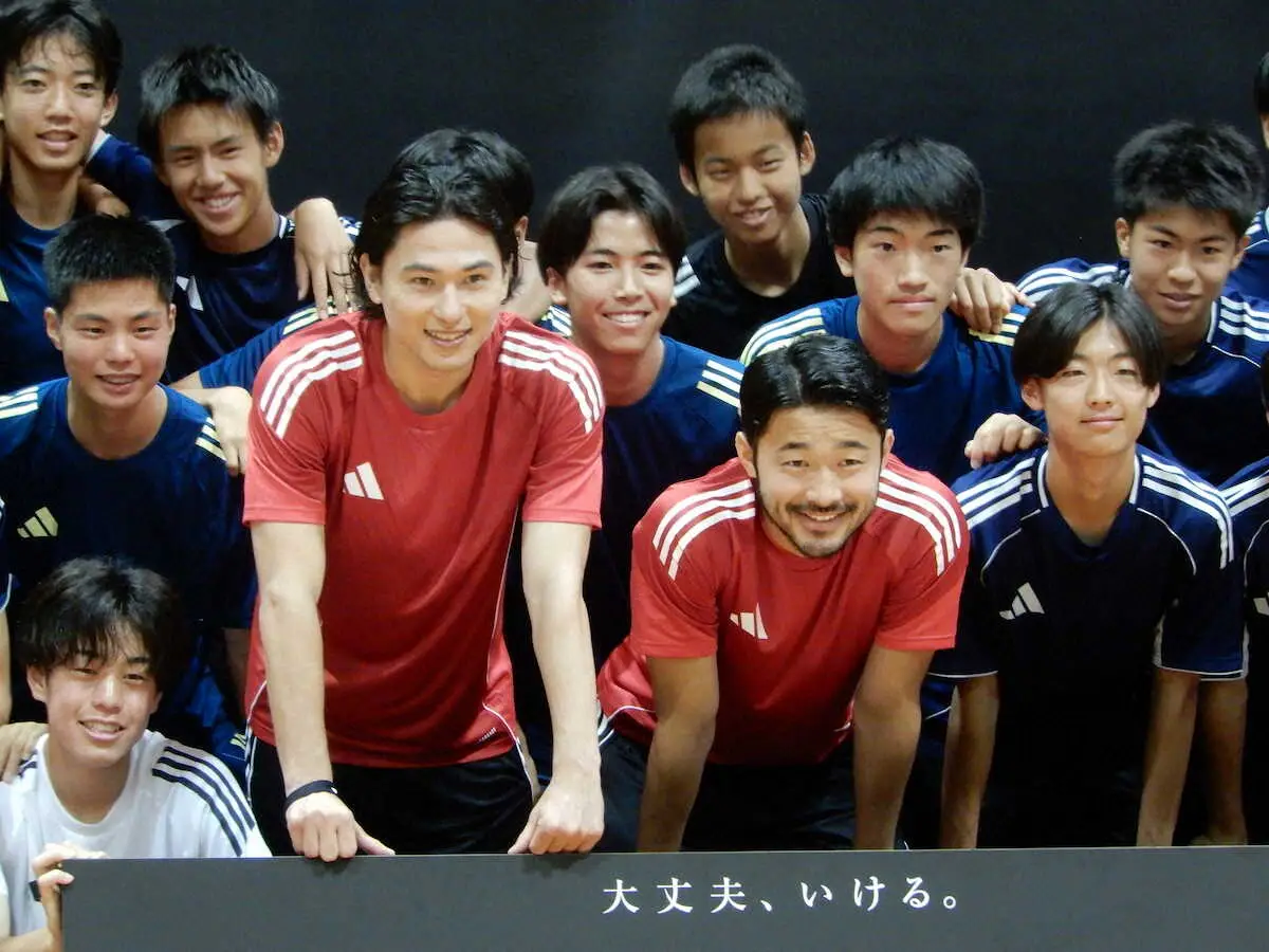 【画像・写真】南野拓実＆菅原由勢が高校サッカー部に「サプライズ」参戦　「日本代表の裏話」を求める声に2人は…