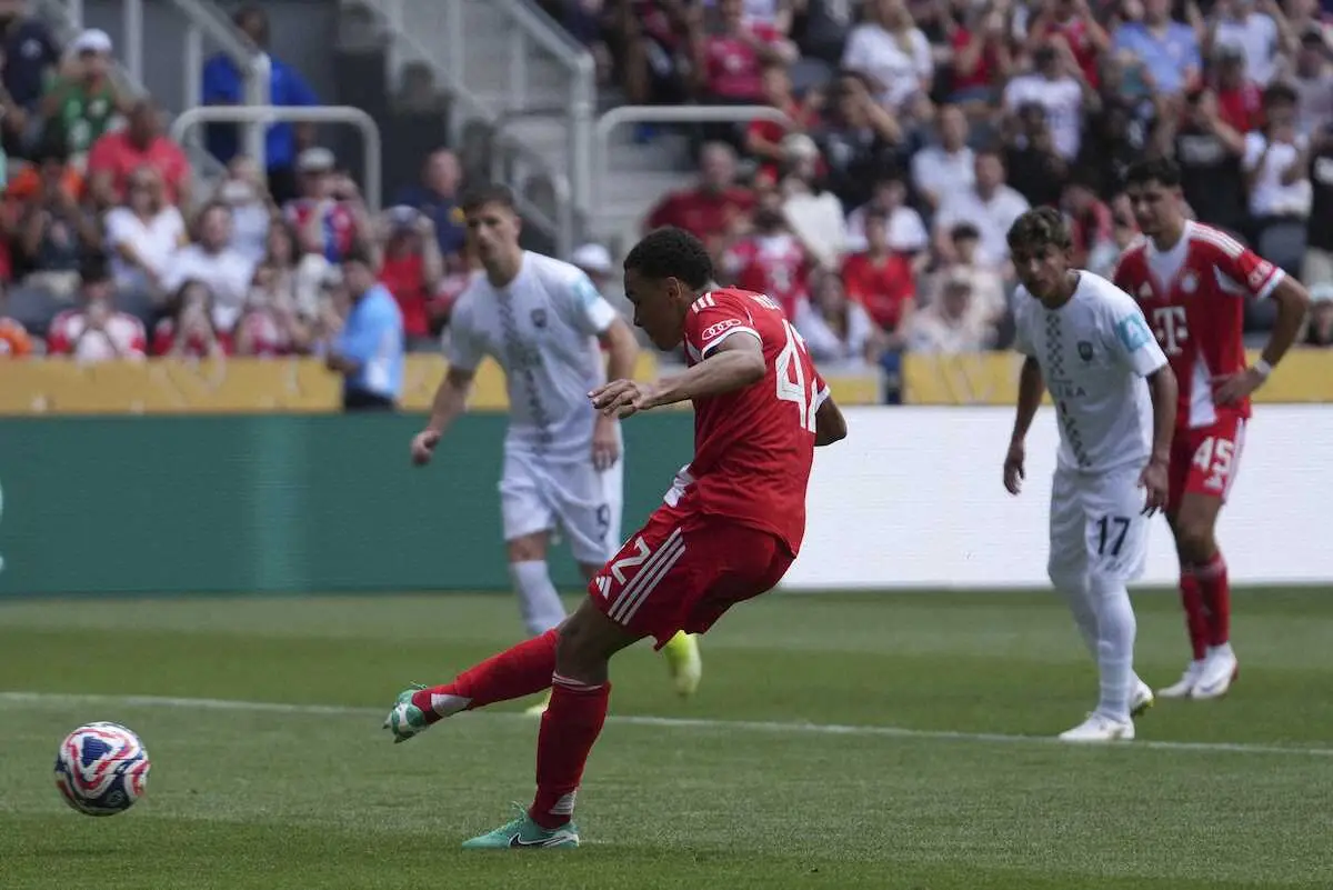 【画像・写真】オークランドC戦の後半、PKからゴールを決めたBミュンヘンMFムシアラ（AP）