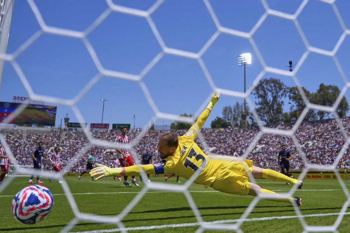 【画像・写真】パリSG戦の前半、AマドリードのGKオブラクが飛びつくも失点する（AP）