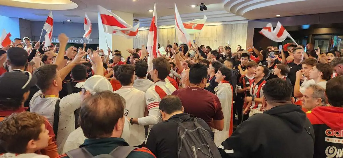 【画像・写真】【クラブW杯】浦和の相手リバープレートのサポが中心街で夜まで大合唱「3―0で勝つ」