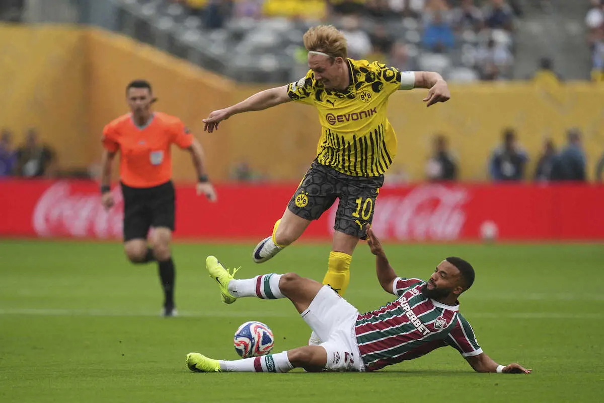 【画像・写真】フルミネンセ戦の前半、競り合うドルトムントMFブラント（上）（AP）