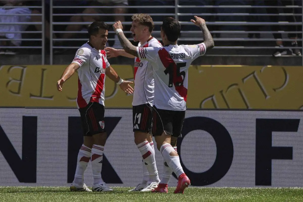 【画像・写真】浦和戦の前半、先制ゴールを決め喜ぶFWコリーディオ（中央）らリバープレートイレブン（AP）