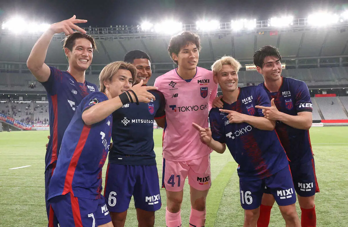 【画像・写真】＜天皇杯　FC東京・金沢＞写真に納まるバングーナガンデ佳史扶（左から3人目）、佐藤（右から2人目）らFC東京イレブン（撮影・西海健太郎）