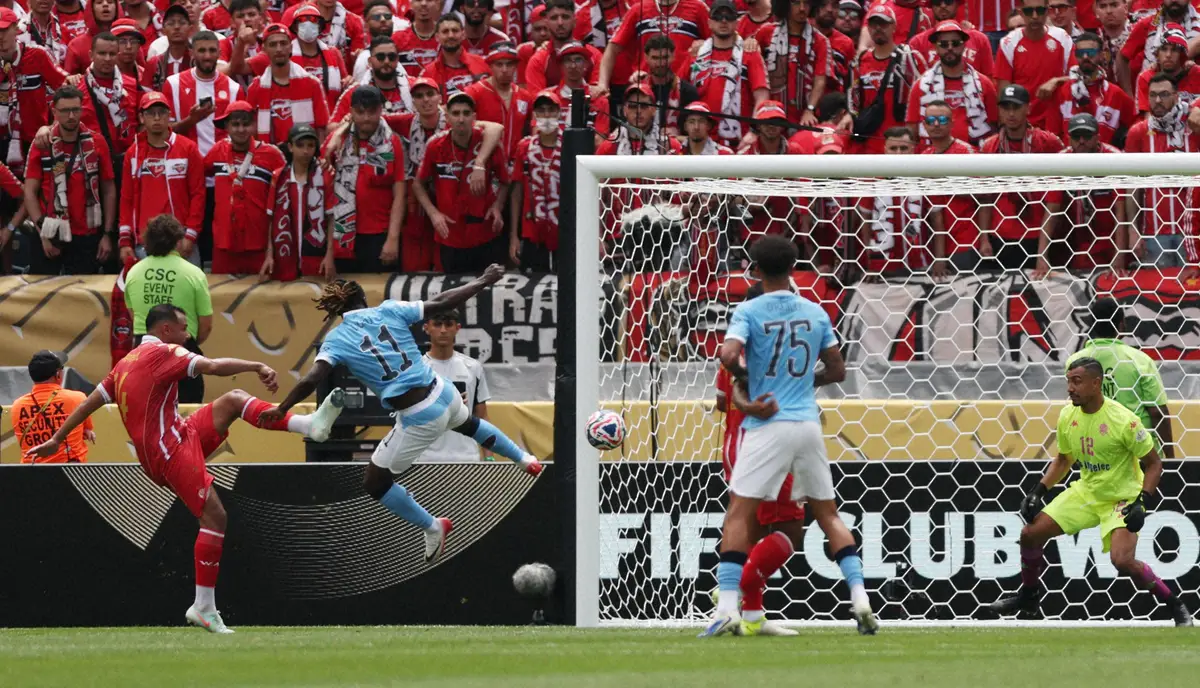 【画像・写真】ウィダド・カサブランカ戦の前半、右CKに飛び込み追加点を決めたマンチェスターCのFWドク（左から2人目）（ロイター）