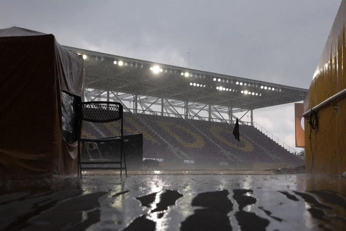【画像・写真】＜ベンフィカ・オークランドC＞悪天候によって後半開始時間が遅れるアクシデントが発生した（ロイター）