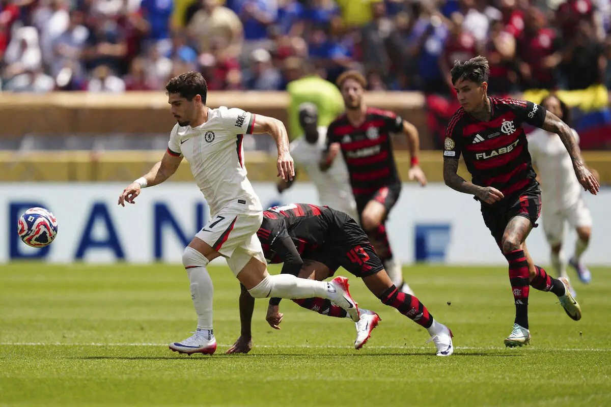 【画像・写真】フラメンゴ戦の前半、相手からボールを奪ってそのまま先制ゴールを決めたチェルシーFWネト（左）（AP）