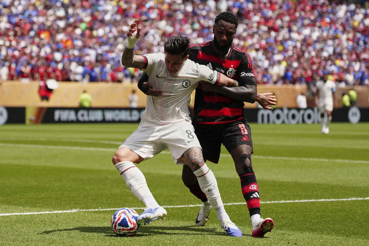 【画像・写真】フラメンゴ戦の前半、後方からつかまれ倒されたチェルシーMFエンソ・フェルナンデス（左）だったがPK獲得とはならなかった（AP）