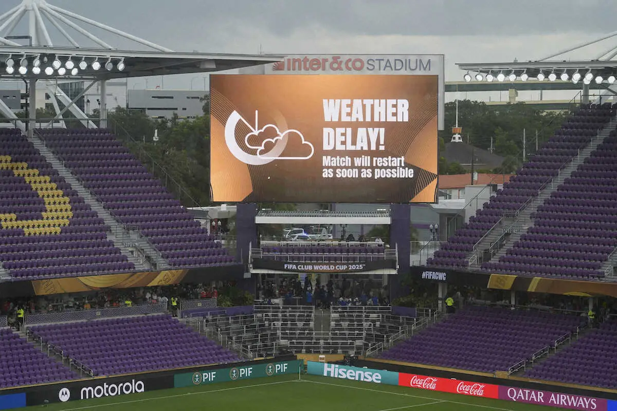 【画像・写真】ベンフィカーオークランドC戦は前半終了後に天候が悪化。後半開始が遅れることが伝えられた（AP）