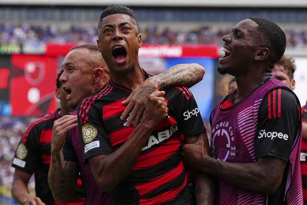 【画像・写真】チェルシー戦の後半、同点ゴールを決め雄叫びを上げるフラメンゴFWエンリケ（中央）（AP）