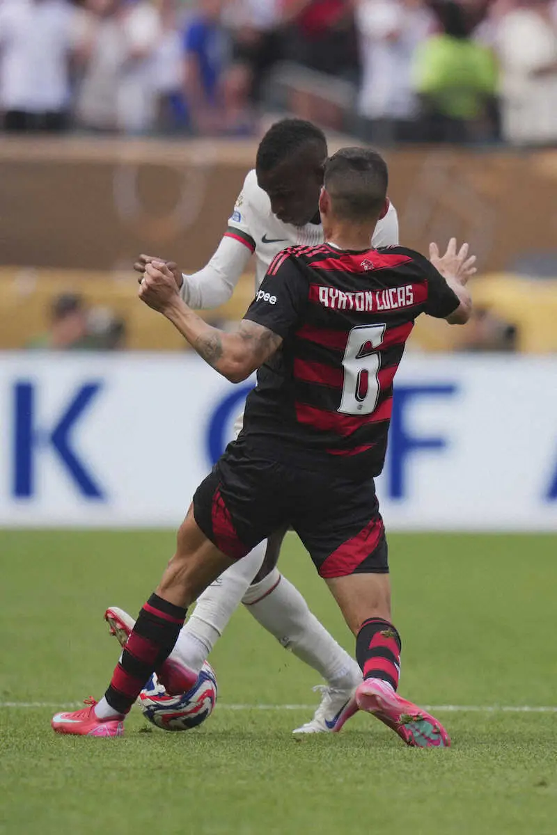 【画像・写真】フラメンゴ戦の後半、相手を踏みつけ一発退場となるチェルシーのFWジャクソン（奥）（AP）