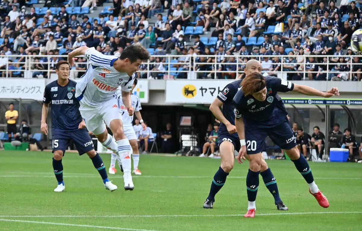 【画像・写真】前半に新潟・谷口が2―2の同点に追い付くゴールを決める