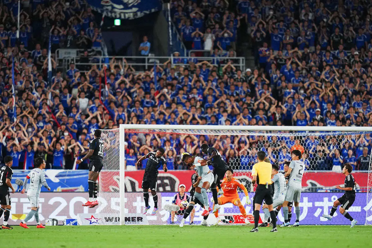 【画像・写真】＜横浜M・岡山＞前半、先制ゴールを決める岡山・ルカオ（中央）（撮影・会津　智海）