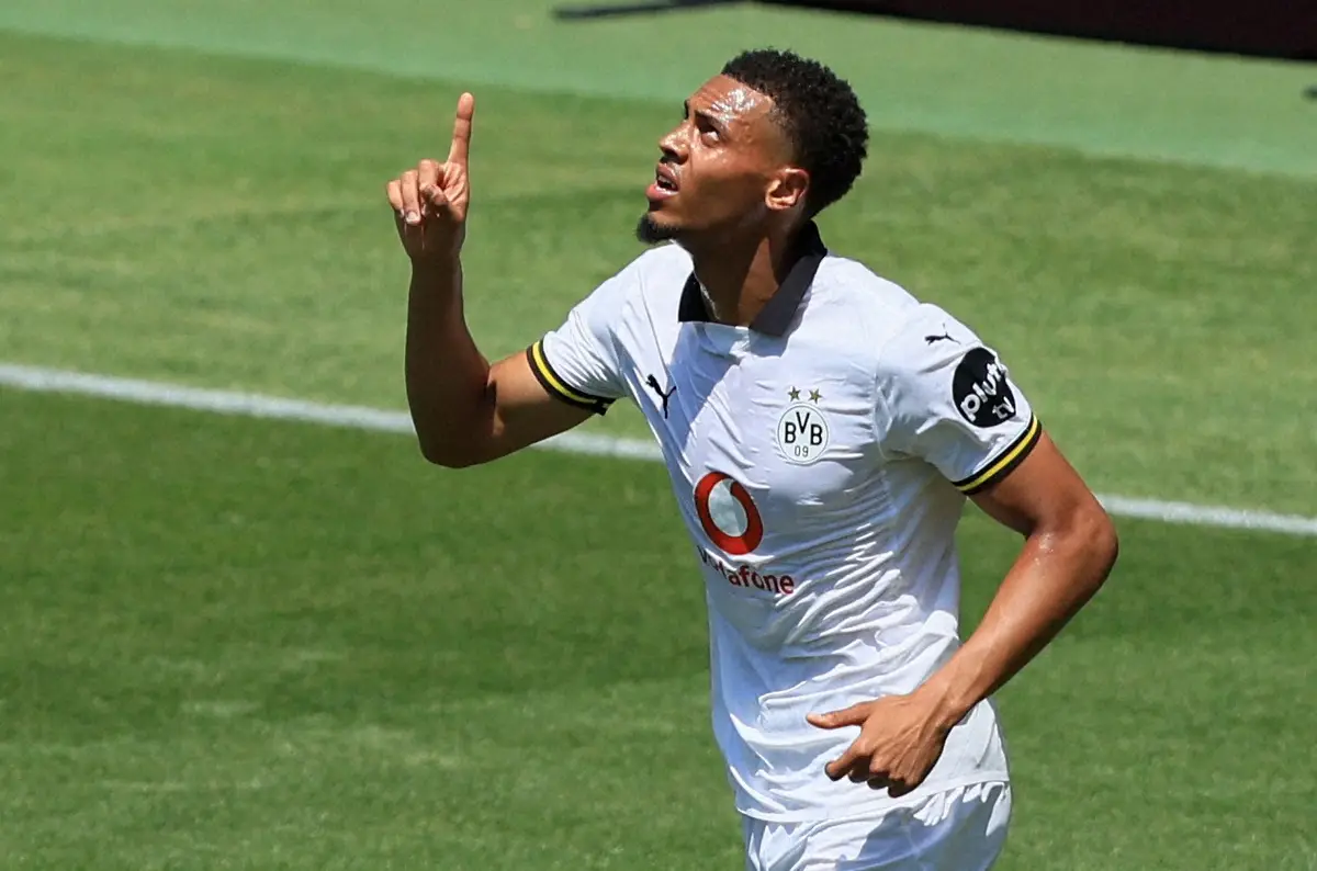 【画像・写真】マメロディ戦の前半、ゴールを決め天を指さすドルトムントFWヌメチャ（ロイター）