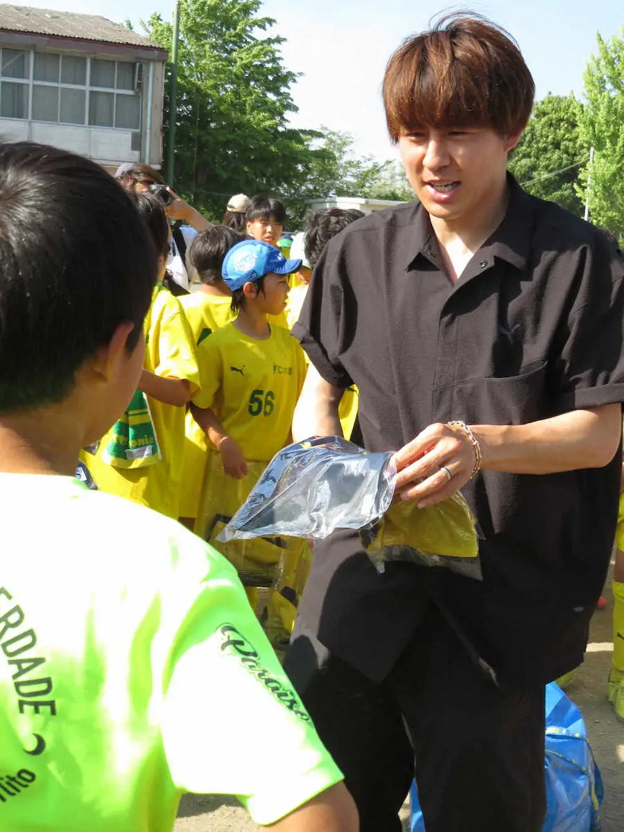 【画像・写真】FC本郷の選手1人1人に練習着を手渡す脇坂