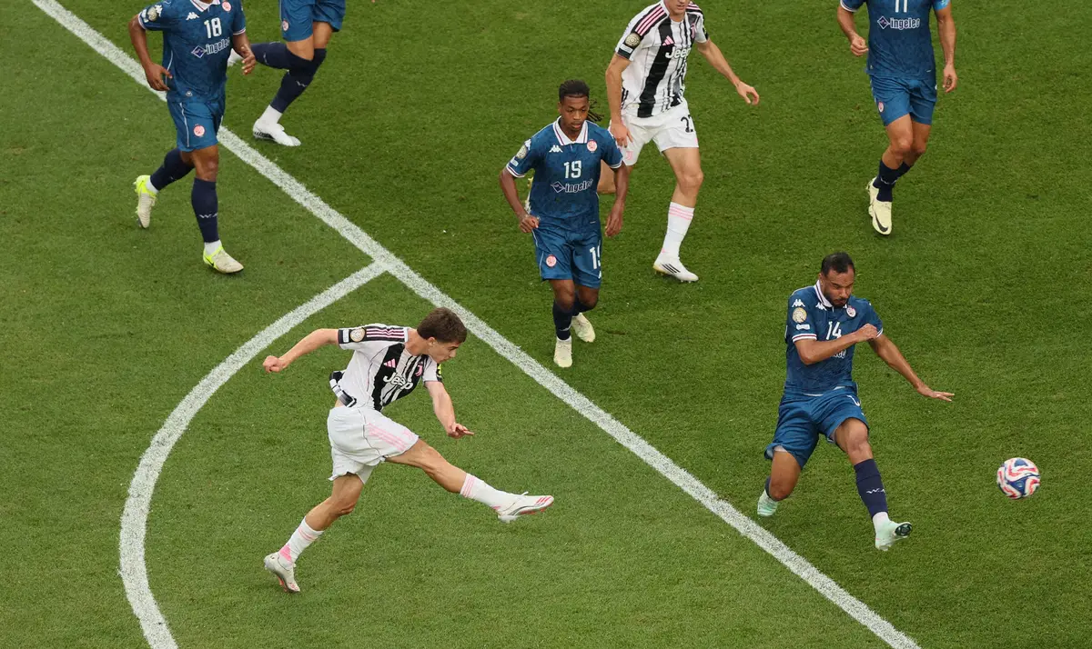 【画像・写真】ウィダド・カサブランカ戦の前半、豪快なミドルシュートでゴールを決めたユベントスFWユルディズ（左手前）（ロイター）