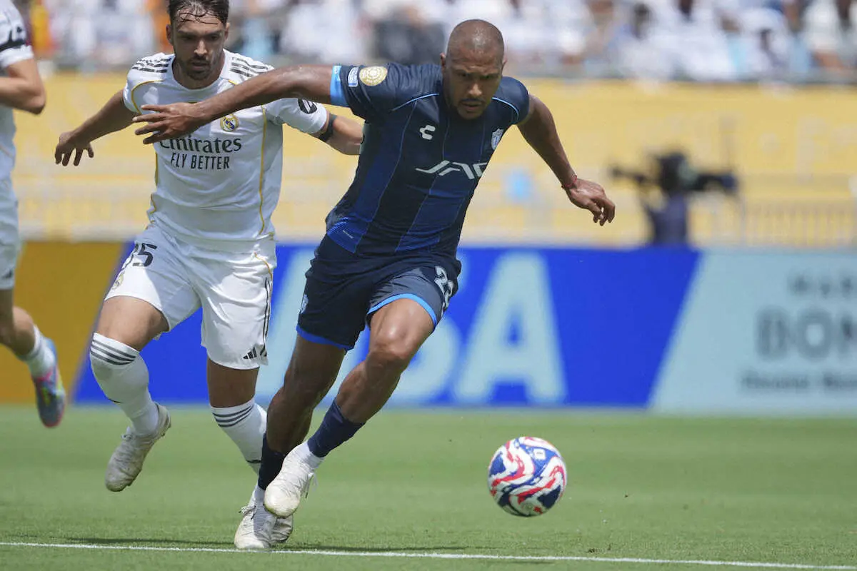 【画像・写真】Rマドリード戦の前半、DFアセンシオ（左）のレッドカードを誘発したパチューカFWロンドン（AP）