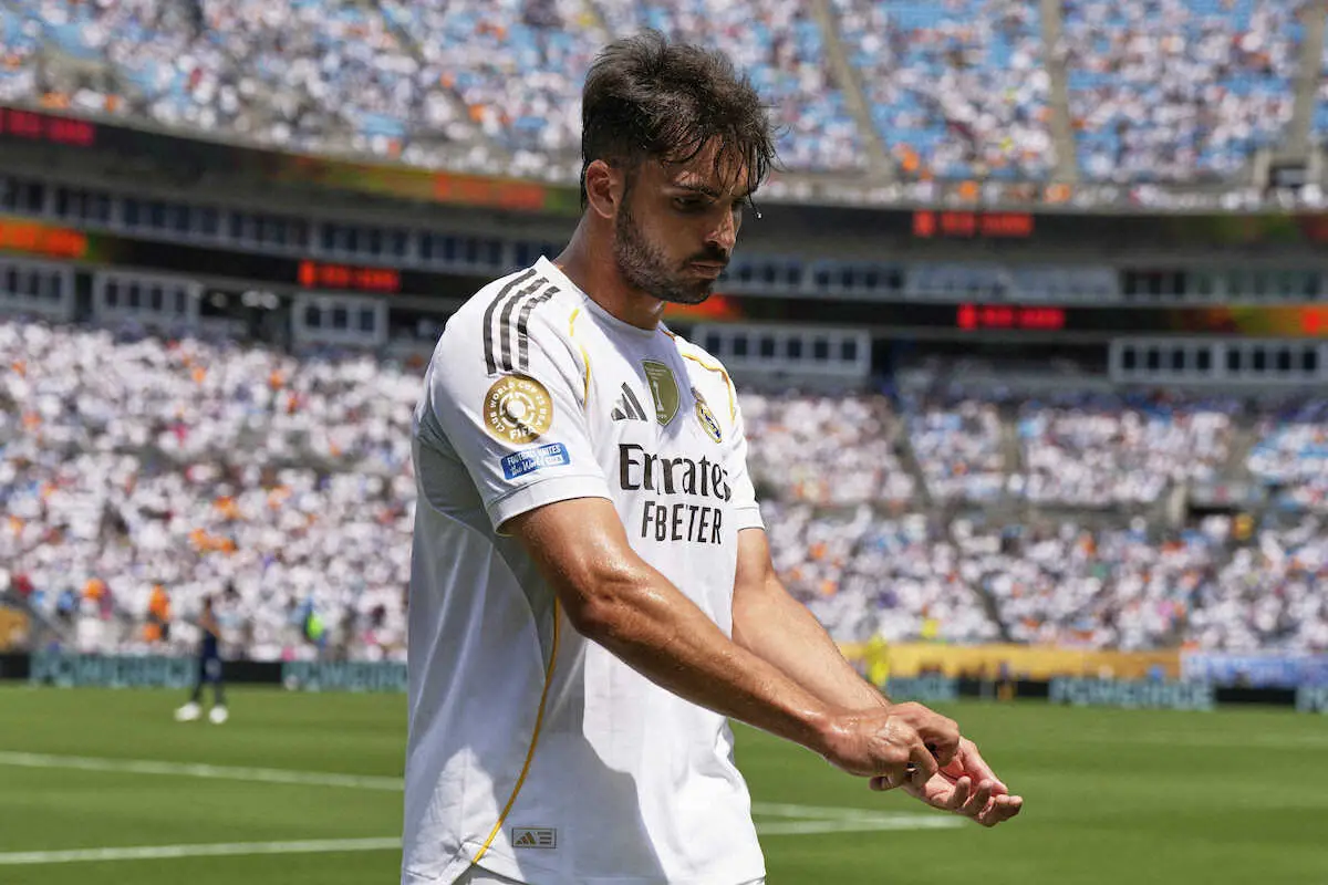 【画像・写真】パチューカ戦の前半、退場となってしまいうつむくRマドリードのDFアセンシオ（AP）