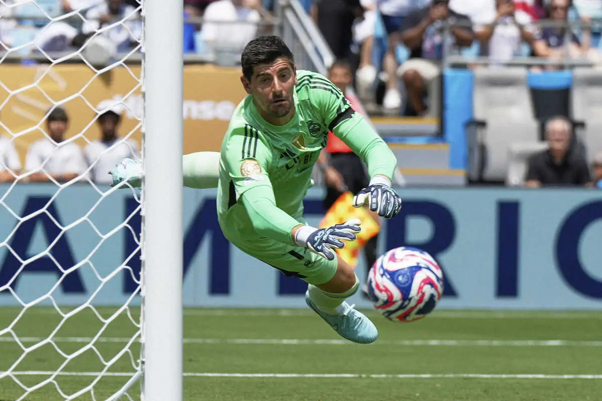 【画像・写真】パチューカ戦の前半、ゴールを死守するRマドリードのGKクルトワ（AP）