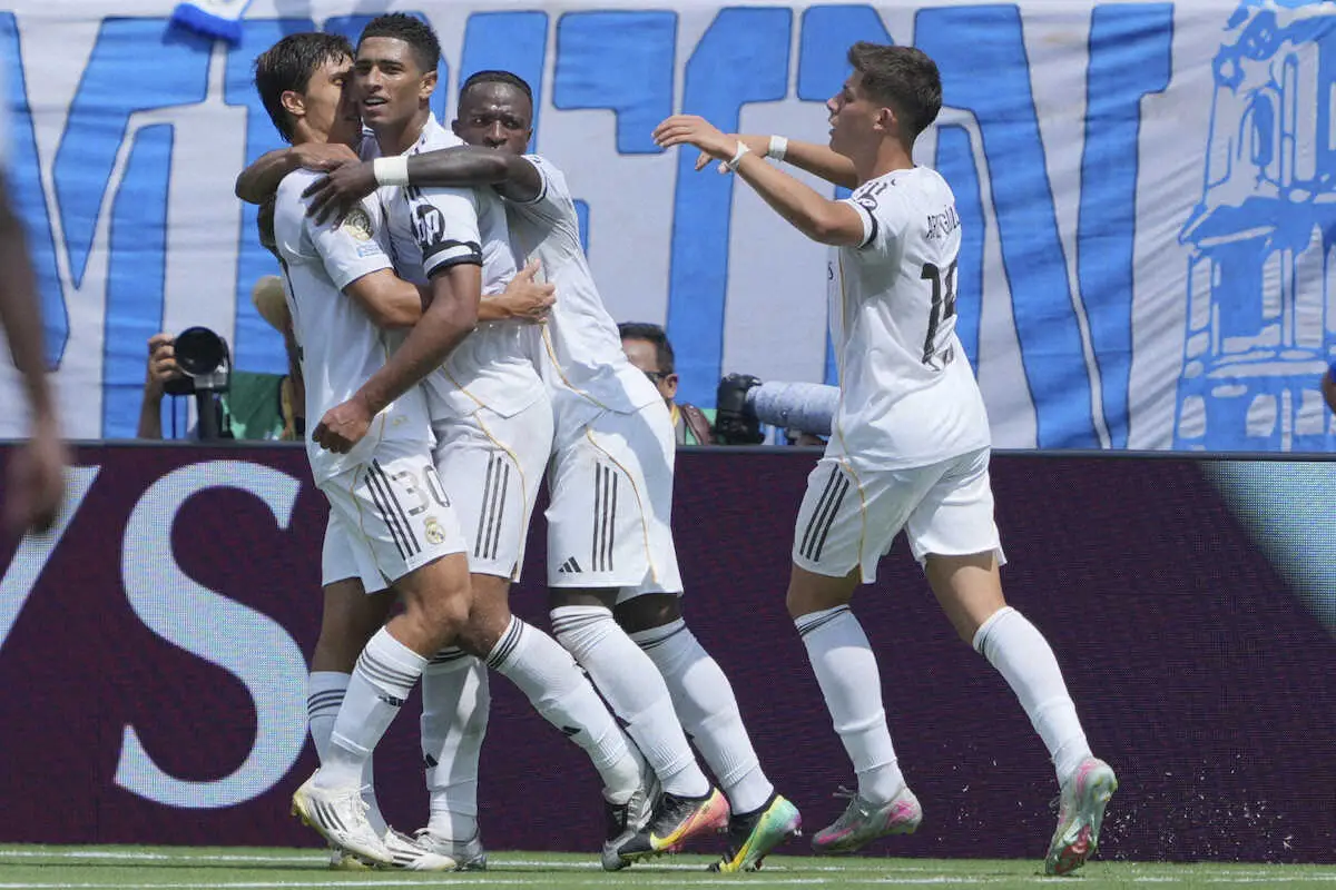 【画像・写真】パチューカ戦の前半、MFベリンガム（左から2人目）が先制ゴールを決め喜ぶRマドリードイレブン（AP）