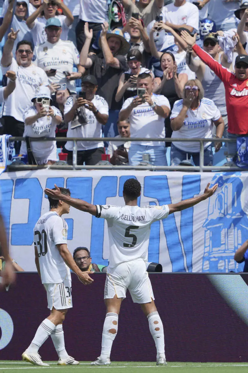 【画像・写真】パチューカ戦の前半、先制ゴールを決めサポーターからの声援に両手を広げて応えるRマドリードMFベリンガム（5番）（AP）