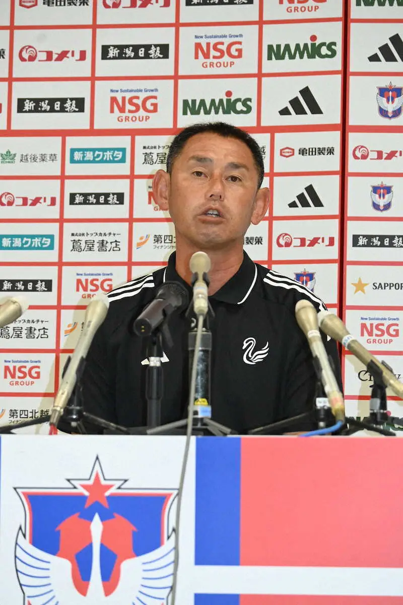 【画像・写真】就任会見でJ1残留への決意を語る新潟・入江新監督