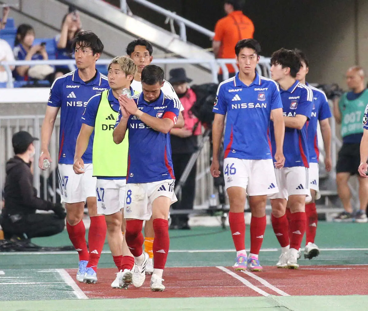 【画像・写真】＜横浜M・FC東京＞試合に敗れ厳しい表情の喜田（左から3人目）ら横浜Mイレブン（撮影・西海健太郎）