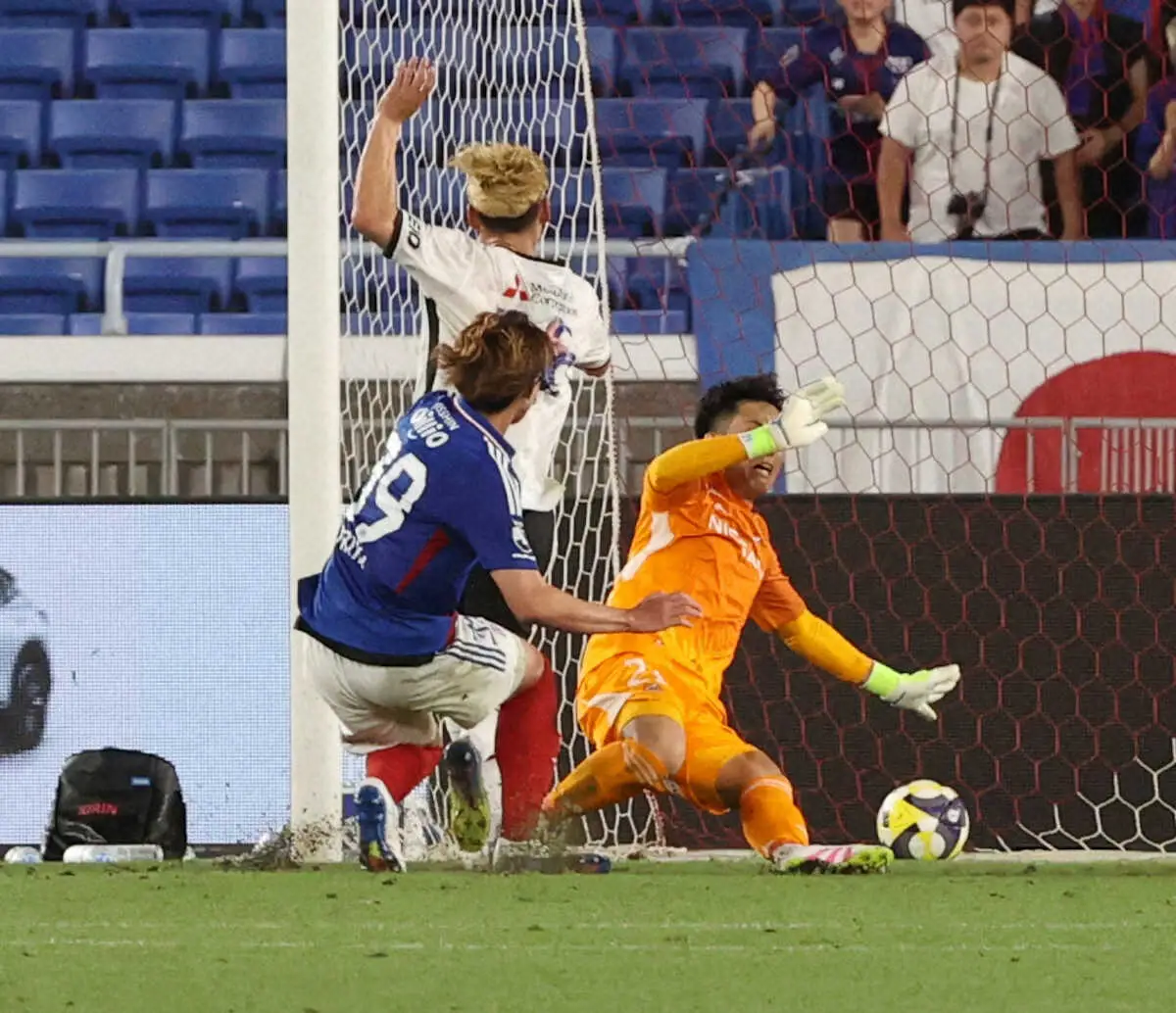 【画像・写真】横浜M　大島秀夫新監督の初陣は黒星　2度目の指揮官交代も6月は公式戦全敗　サポはブーイング、涙…