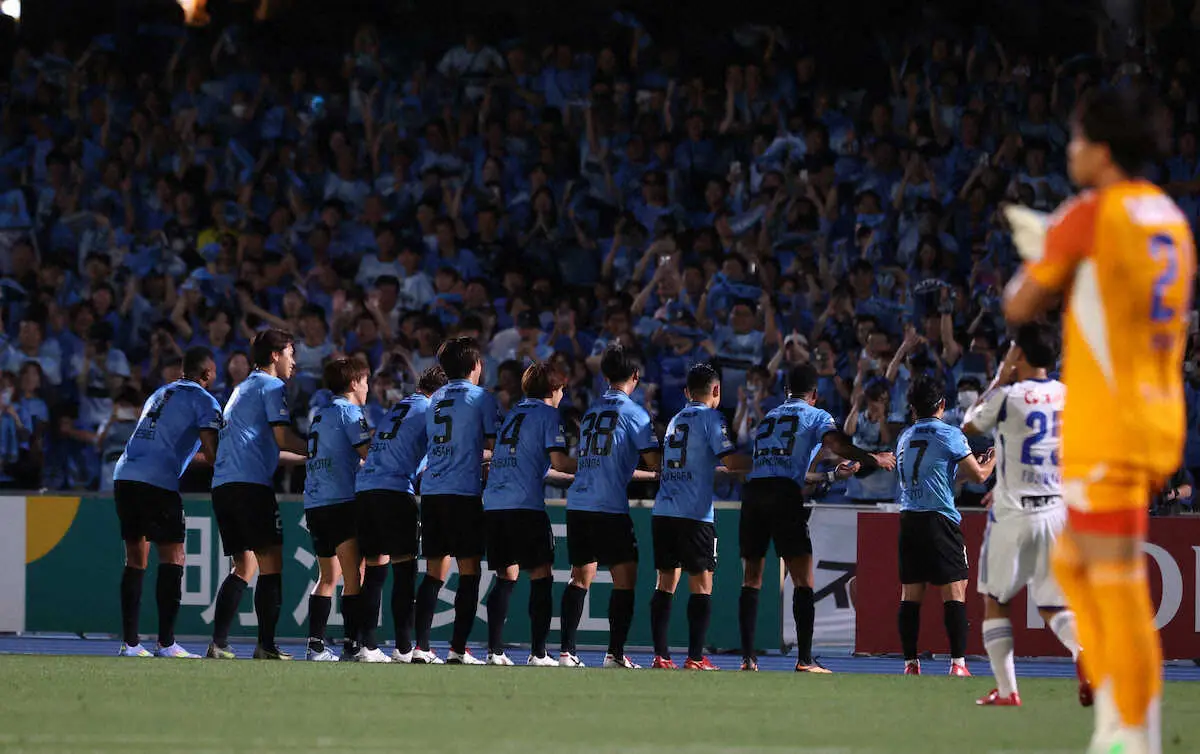 【画像・写真】＜川崎F・新潟＞前半、脇坂のゴールをゆりかごダンスで喜ぶ川崎Fイレブン（撮影・小海途　良幹）