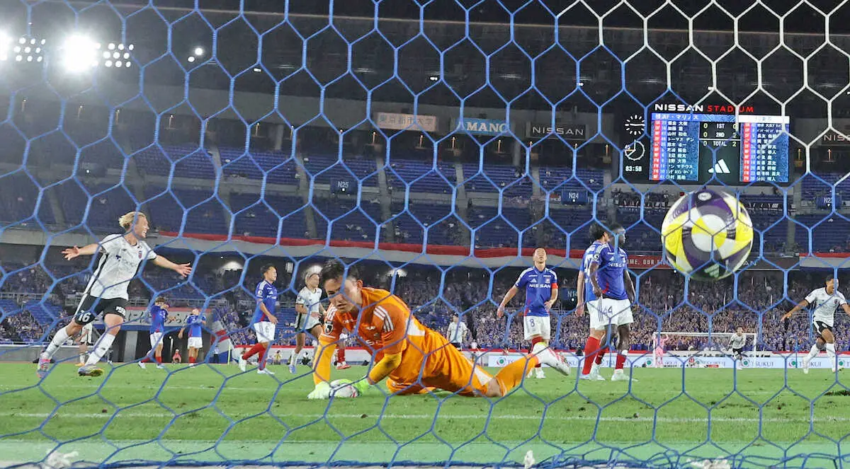 【画像・写真】＜横浜M・FC東京＞後半、FC東京・長倉にゴールを決められた横浜M・飯倉（中）（撮影・西海健太郎）