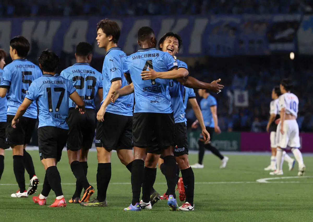 【画像・写真】＜川崎F・新潟＞前半、川崎F・神田（右）はゴールを決め喜ぶ（撮影・小海途　良幹）