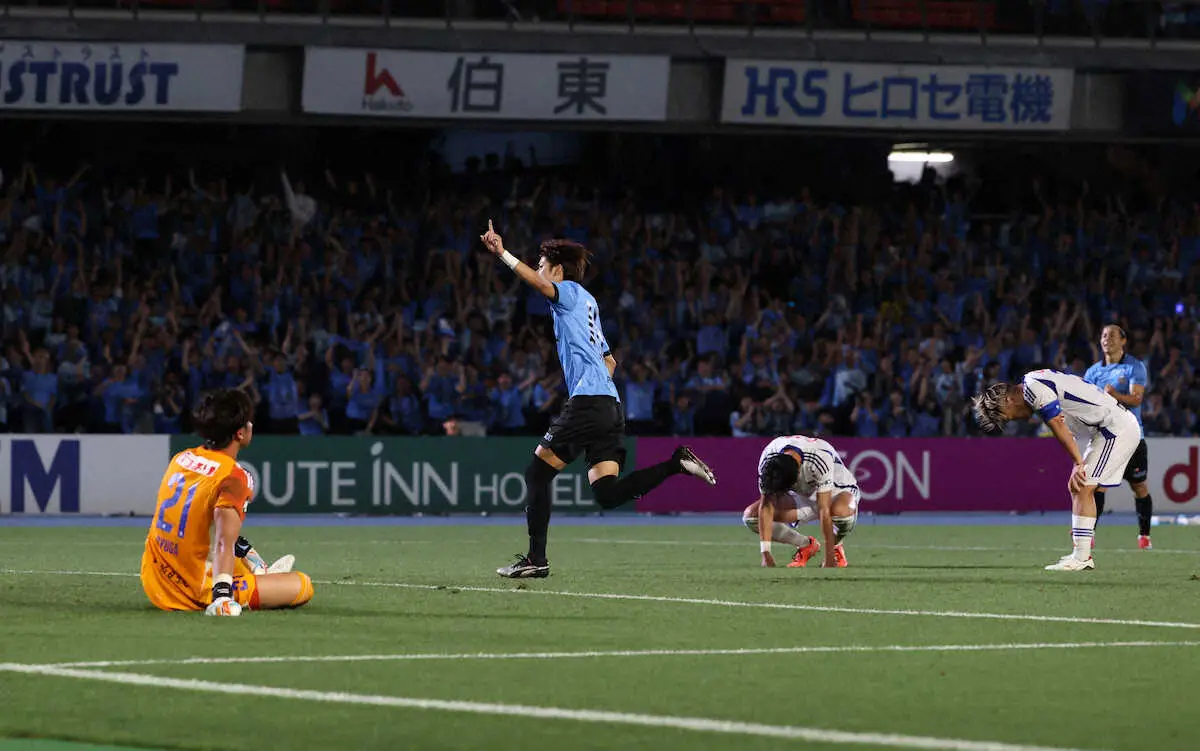 【画像・写真】＜川崎F・新潟＞後半アディショナルタイム、川崎F・大関（左から2人目）にゴールを決められうなだれる新潟イレブン（撮影・小海途　良幹）