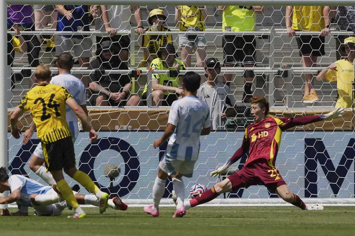 【画像・写真】蔚山戦の前半、先制ゴールを決めたドルトムントMFスベンソン（左24番）（AP）