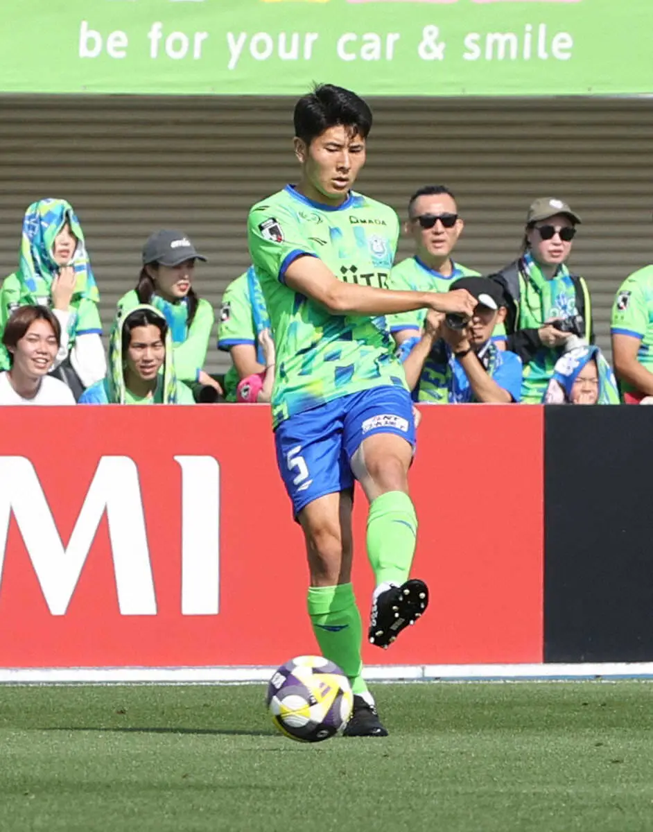 【画像・写真】湘南にアクシデント　日本代表DF鈴木淳之介が負傷交代　自力で立てず担架でピッチの外へ