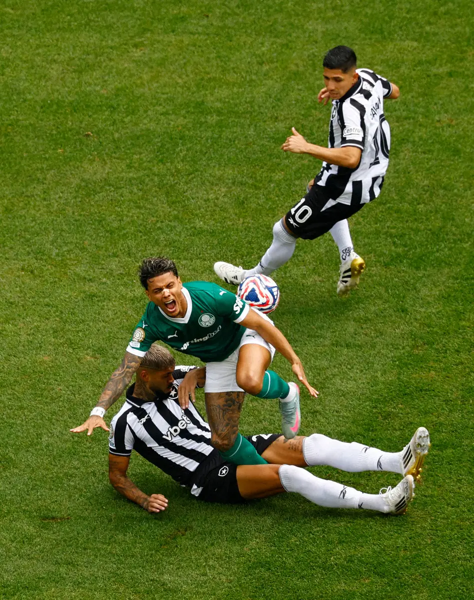 【画像・写真】パルメイラス戦の前半、深いタックルで相手の足をロックするボタフォゴDFバルボサ（下）（ロイター）