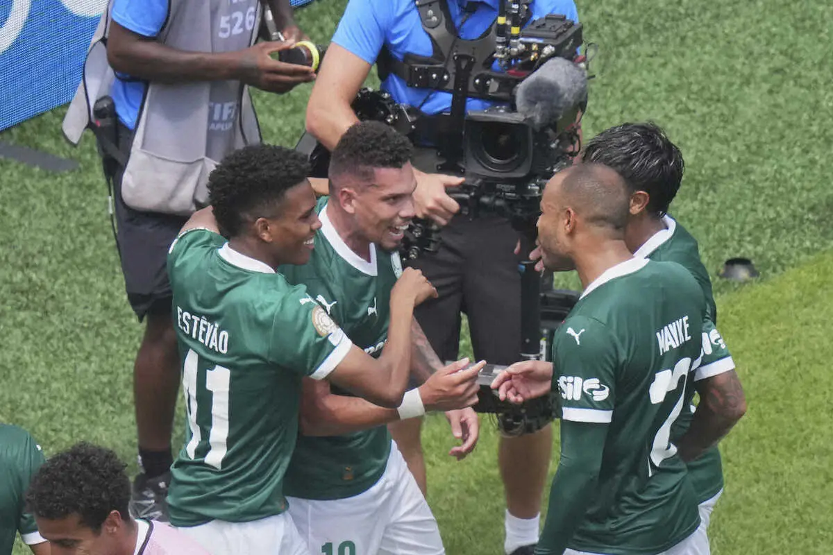 【画像・写真】ボタフォゴ戦の延長前半、パウリーニョ（左から2人目）が先制ゴールを決め喜ぶパルメイラスイレブン（AP）