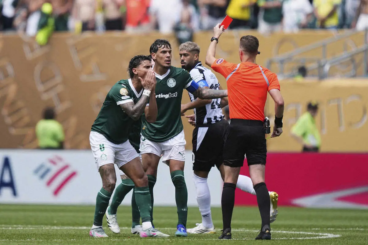 【画像・写真】ボタフォゴ戦の延長後半、レッドカードを受け退場となるパルメイラスのDFグスタボ・ゴメス（左から2人目）（AP）