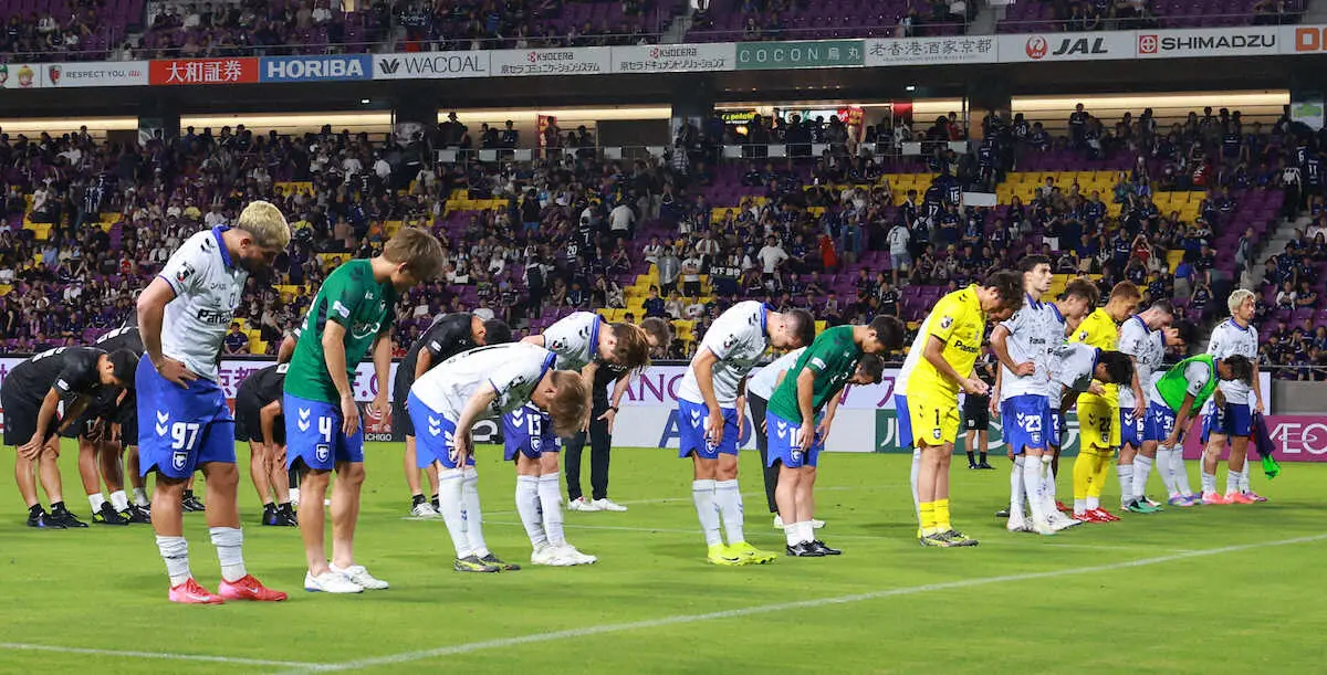 【画像・写真】＜京都・G大阪＞サポーターに挨拶するG大阪イレブンは激しいブーイングにさらされる（撮影・井垣　忠夫）