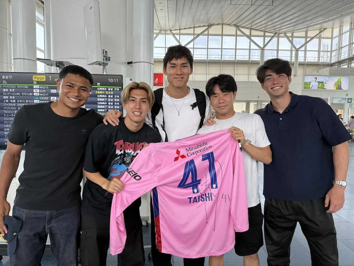 【画像・写真】チームメートに見送られてベルギーへと旅だったGK野沢（中央）